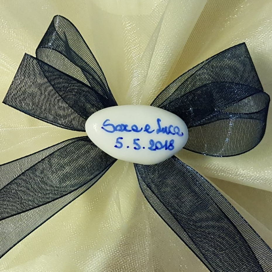 confetto personalizzato su fiocco