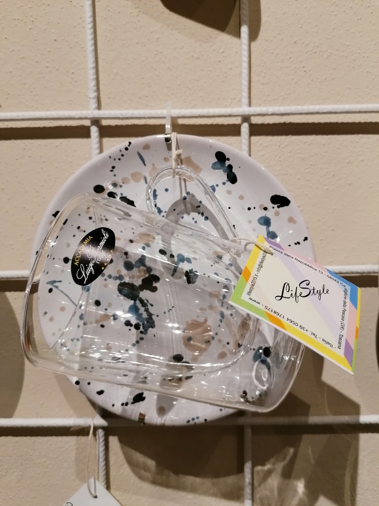 Piatto da te della linea Lentiggini di Lifestyle con tazza mug di vetro borosilicato con intercapedine, il design a colazione