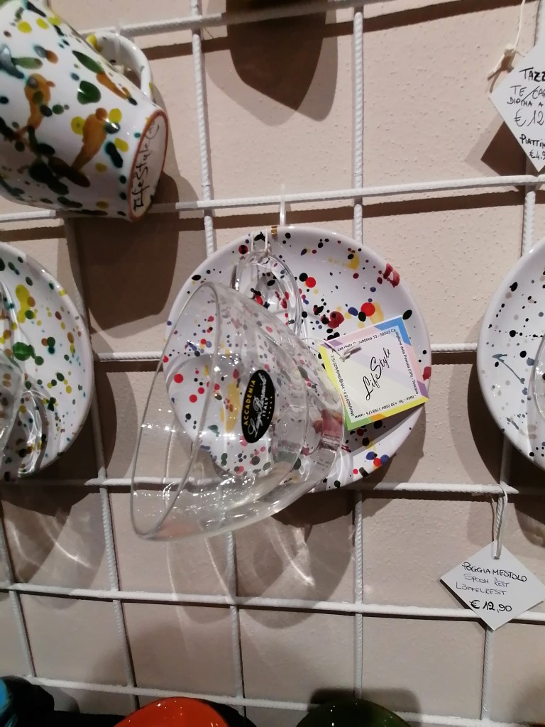 Piatto da te della linea Lentiggini di Lifestyle colore Arlecchino con tazza colazione di vetro borosilicato con intercapedine