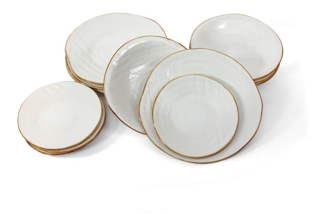 piatti bianchi dipinti a mano