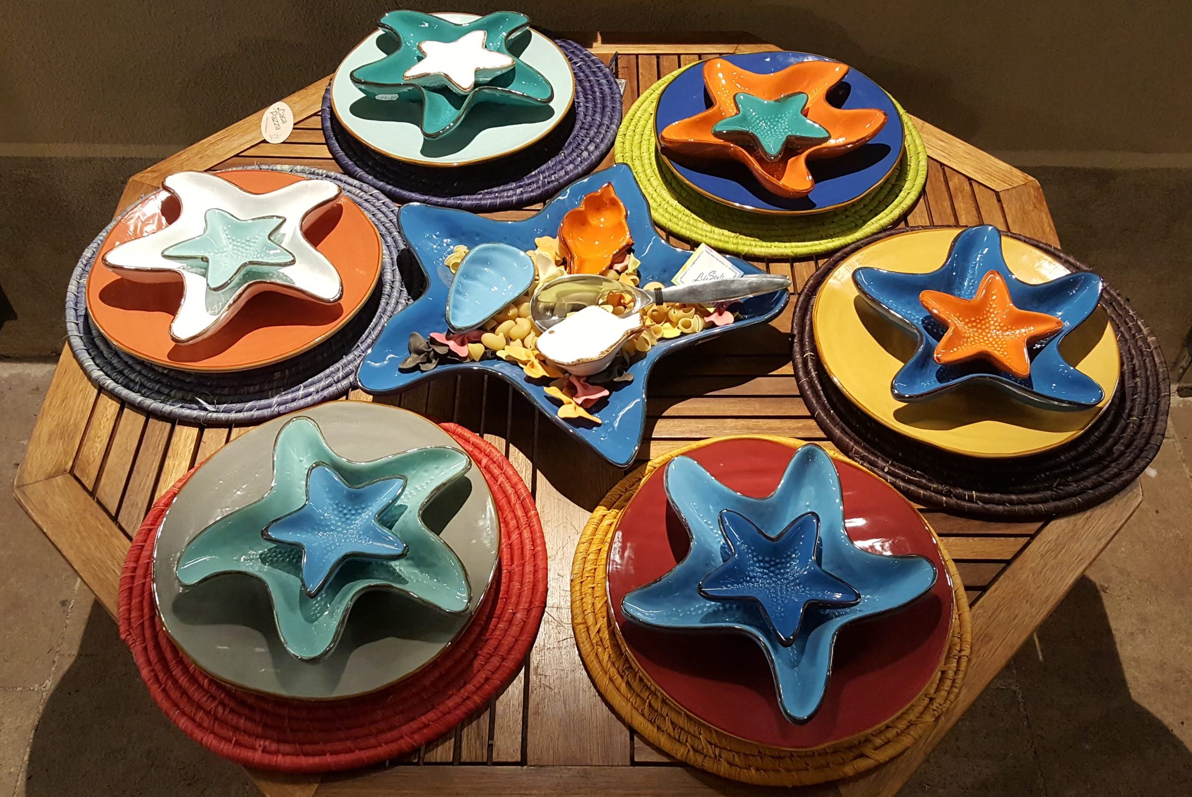 Piatti a forma di stella marina fatti e dipinti a mano in Italia, Toscana. Comprali al negozio LifeStyle di Castiglione della Pescaia (GR)